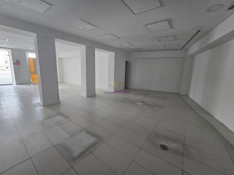 Loja para Arrendamento na Praça do Bocage em Setúbal
