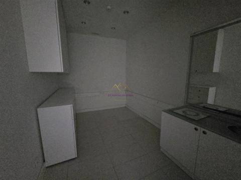 Loja para Arrendamento na Praça do Bocage em Setúbal