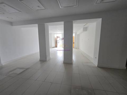 Loja para Arrendamento na Praça do Bocage em Setúbal
