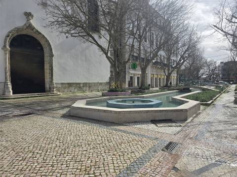 Loja para Arrendamento na Praça do Bocage em Setúbal