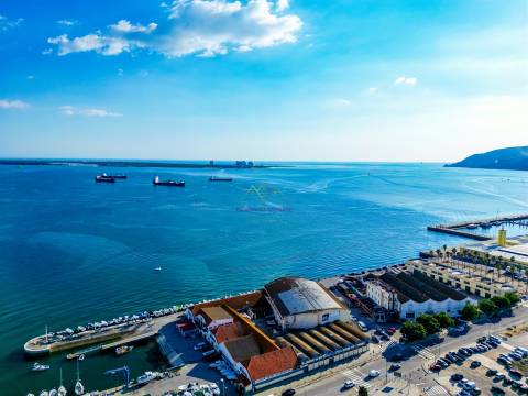 Loja para Arrendamento na Praça do Bocage em Setúbal