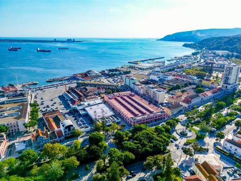 Loja para Arrendamento na Praça do Bocage em Setúbal