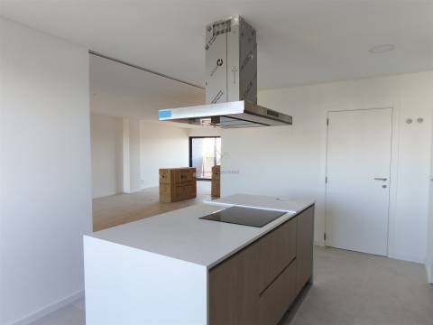 Penthouse T5 com varandas, 2 Garagens Box e Arrecadação, em Empreendimento c/ Piscina e Pq. Infantil