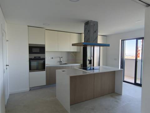 Penthouse T5 com varandas, 2 Garagens Box e Arrecadação, em Empreendimento c/ Piscina e Pq. Infantil