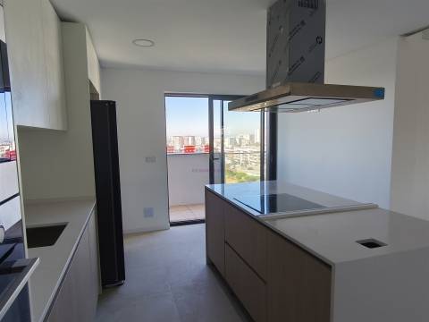 Penthouse T5 com varandas, 2 Garagens Box e Arrecadação, em Empreendimento c/ Piscina e Pq. Infantil