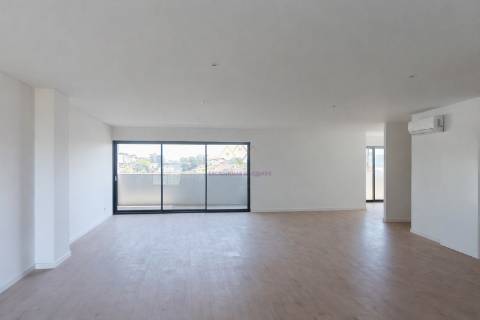 Penthouse T5 com varandas, 2 Garagens Box e Arrecadação, em Empreendimento c/ Piscina e Pq. Infantil