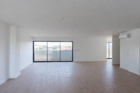 Penthouse T5 com varandas, 2 Garagens Box e Arrecadação, em Empreendimento c/ Piscina e Pq. Infantil