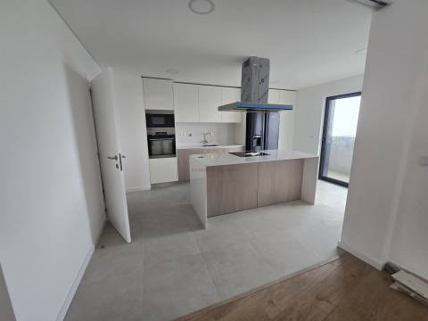 Penthouse T5 com varandas, 2 Garagens Box e Arrecadação, em Empreendimento c/ Piscina e Pq. Infantil