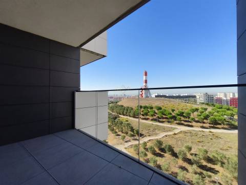 Elegância e Conforto em Carnaxide: T2 com Varandas, 2 Lugares de Garagem e Piscina