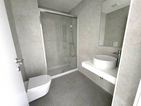 Elegância e Conforto em Carnaxide: T2 com Varandas, 2 Lugares de Garagem e Piscina