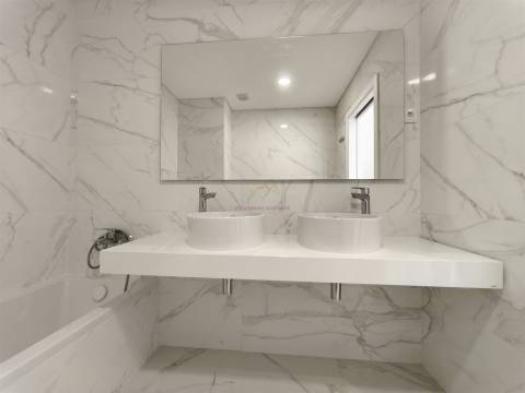 Elegância e Conforto em Carnaxide: T2 com Varandas, 2 Lugares de Garagem e Piscina