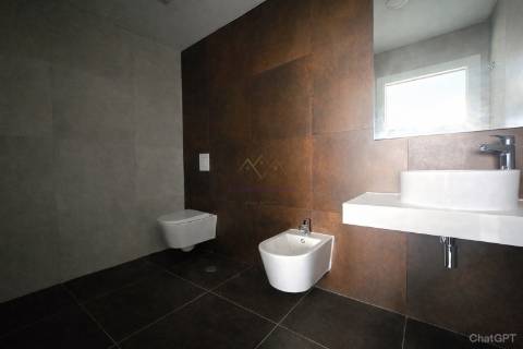 Elegância e Conforto em Carnaxide: T2 com Varandas, 2 Lugares de Garagem e Piscina