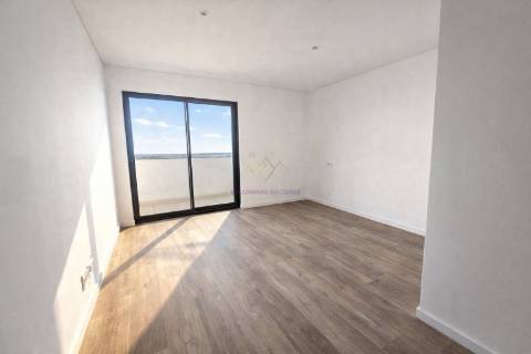 Elegância e Conforto em Carnaxide: T2 com Varandas, 2 Lugares de Garagem e Piscina