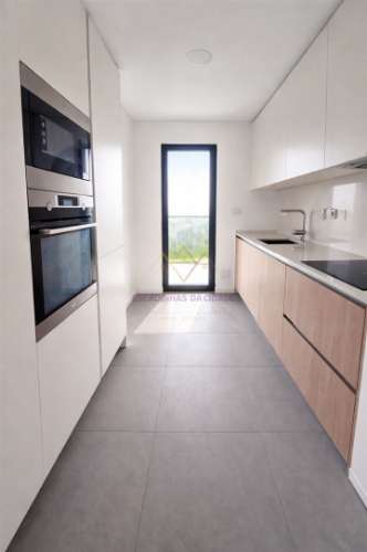 Elegância e Conforto em Carnaxide: T2 com Varandas, 2 Lugares de Garagem e Piscina