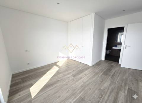 Elegância e Conforto em Carnaxide: T2 com Varandas, 2 Lugares de Garagem e Piscina