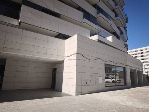 Invista Onde o Crescimento Está a Acontecer – Loja com 2 lugares de estacionamento e Arrecadação