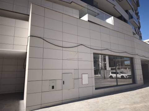 Invista Onde o Crescimento Está a Acontecer – Loja com 2 lugares de estacionamento e Arrecadação