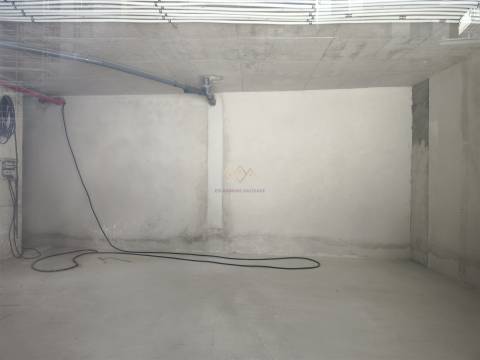 Invista Onde o Crescimento Está a Acontecer – Loja com 2 lugares de estacionamento e Arrecadação