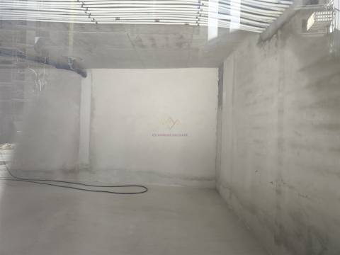 Invista Onde o Crescimento Está a Acontecer – Loja com 2 lugares de estacionamento e Arrecadação