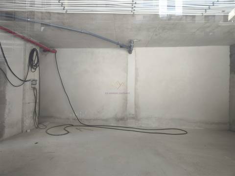 Invista Onde o Crescimento Está a Acontecer – Loja com 2 lugares de estacionamento e Arrecadação