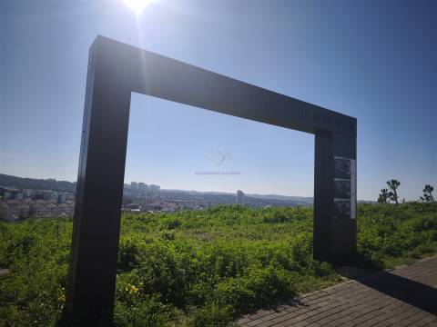 Invista Onde o Crescimento Está a Acontecer – Loja com 2 lugares de estacionamento e Arrecadação