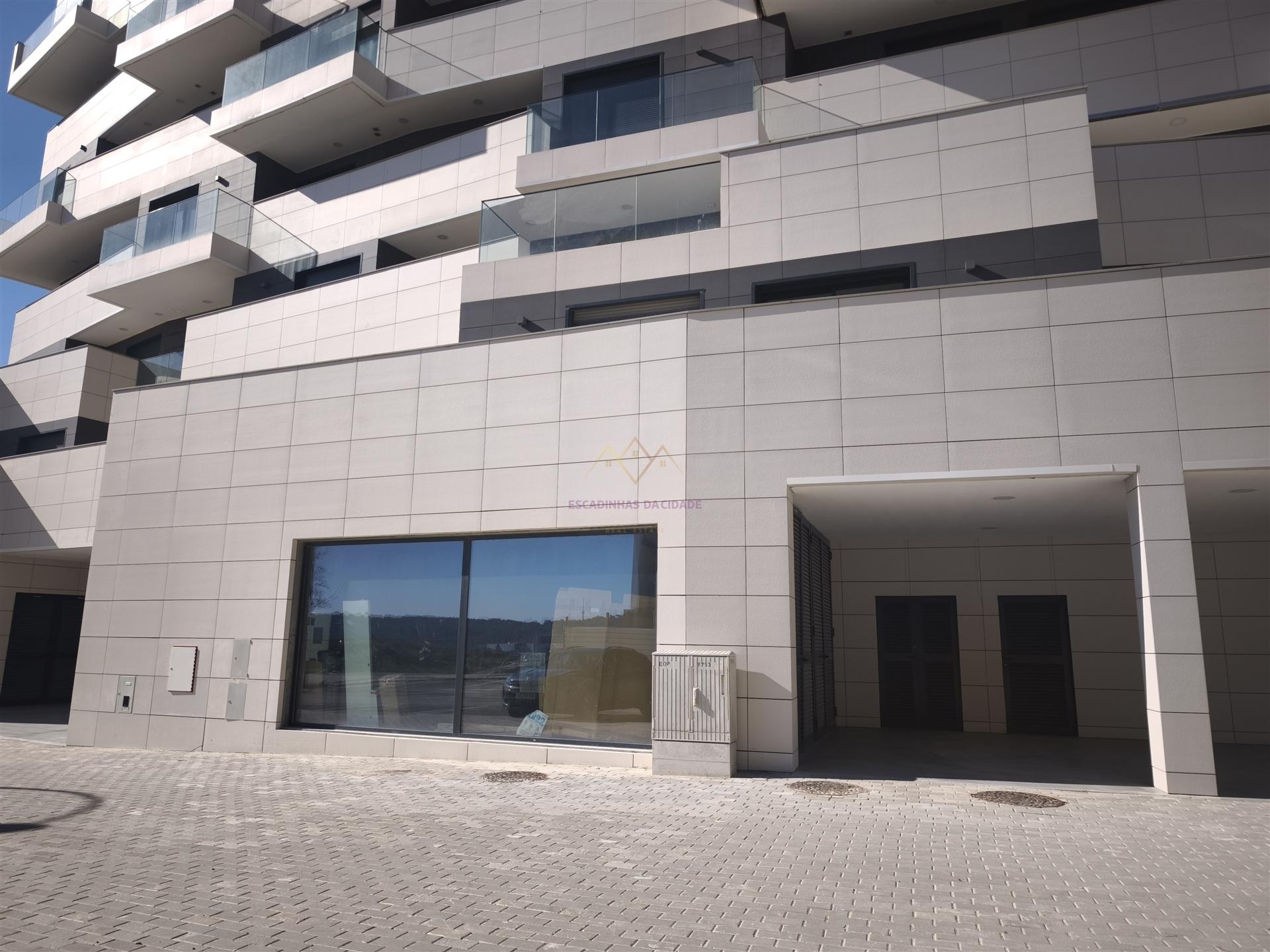 Invista Onde o Crescimento Está a Acontecer – Loja com 2 lugares de estacionamento e Arrecadação