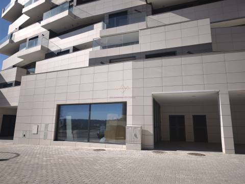 Invista Onde o Crescimento Está a Acontecer – Loja com 2 lugares de estacionamento e Arrecadação