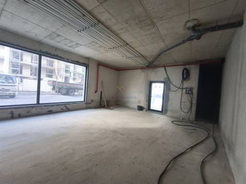 Invista Onde o Crescimento Está a Acontecer – Loja com 2 lugares de estacionamento e Arrecadação