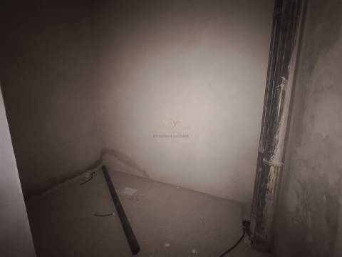 Invista Onde o Crescimento Está a Acontecer – Loja com 2 lugares de estacionamento e Arrecadação