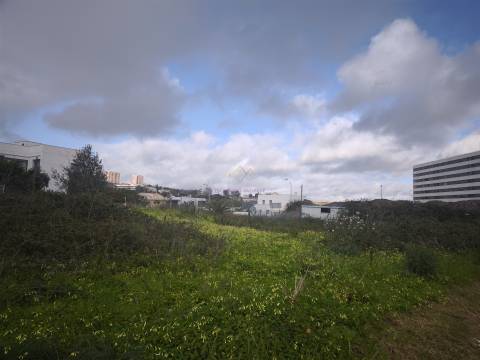 Oportunidade Única de Investimento – Lote para Equipamento no Alto da Montanha, Carnaxide