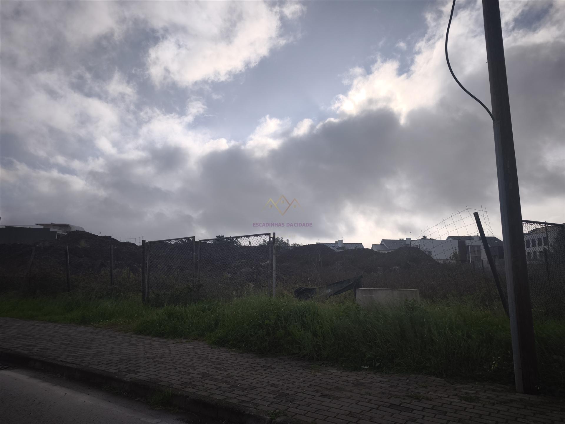 Oportunidade Única de Investimento – Lote para Equipamento no Alto da Montanha, Carnaxide