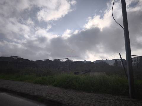 Oportunidade Única de Investimento – Lote para Equipamento no Alto da Montanha, Carnaxide