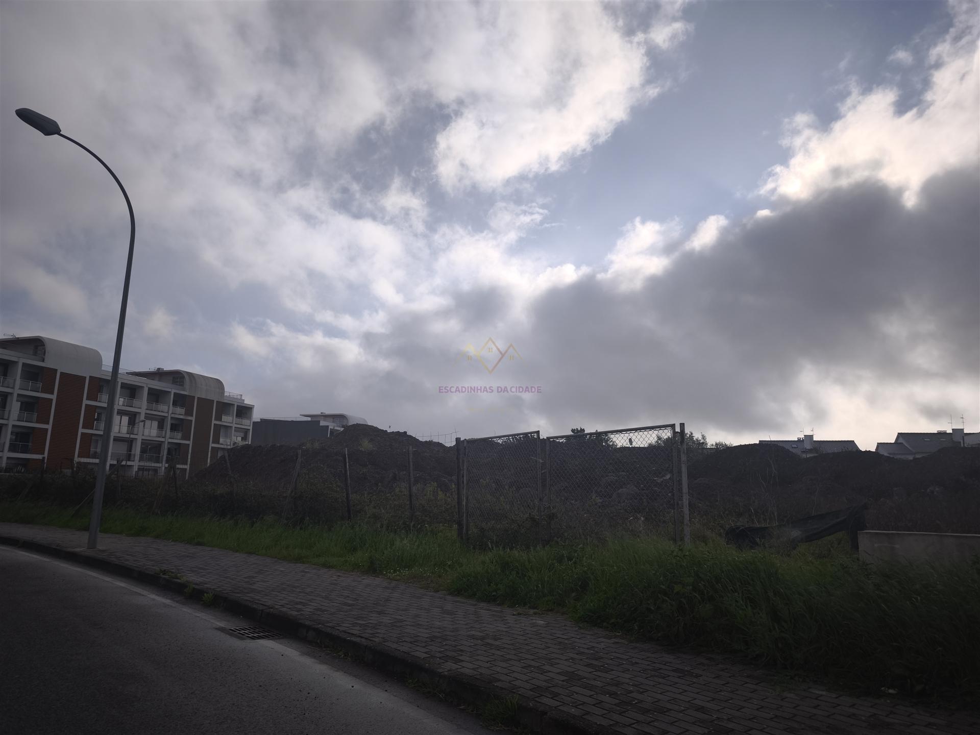 Oportunidade Única de Investimento – Lote para Equipamento no Alto da Montanha, Carnaxide