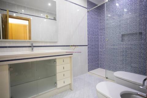 T3 renovado com 2 lugares de estacionamento nas Colinas do Cruzeiro