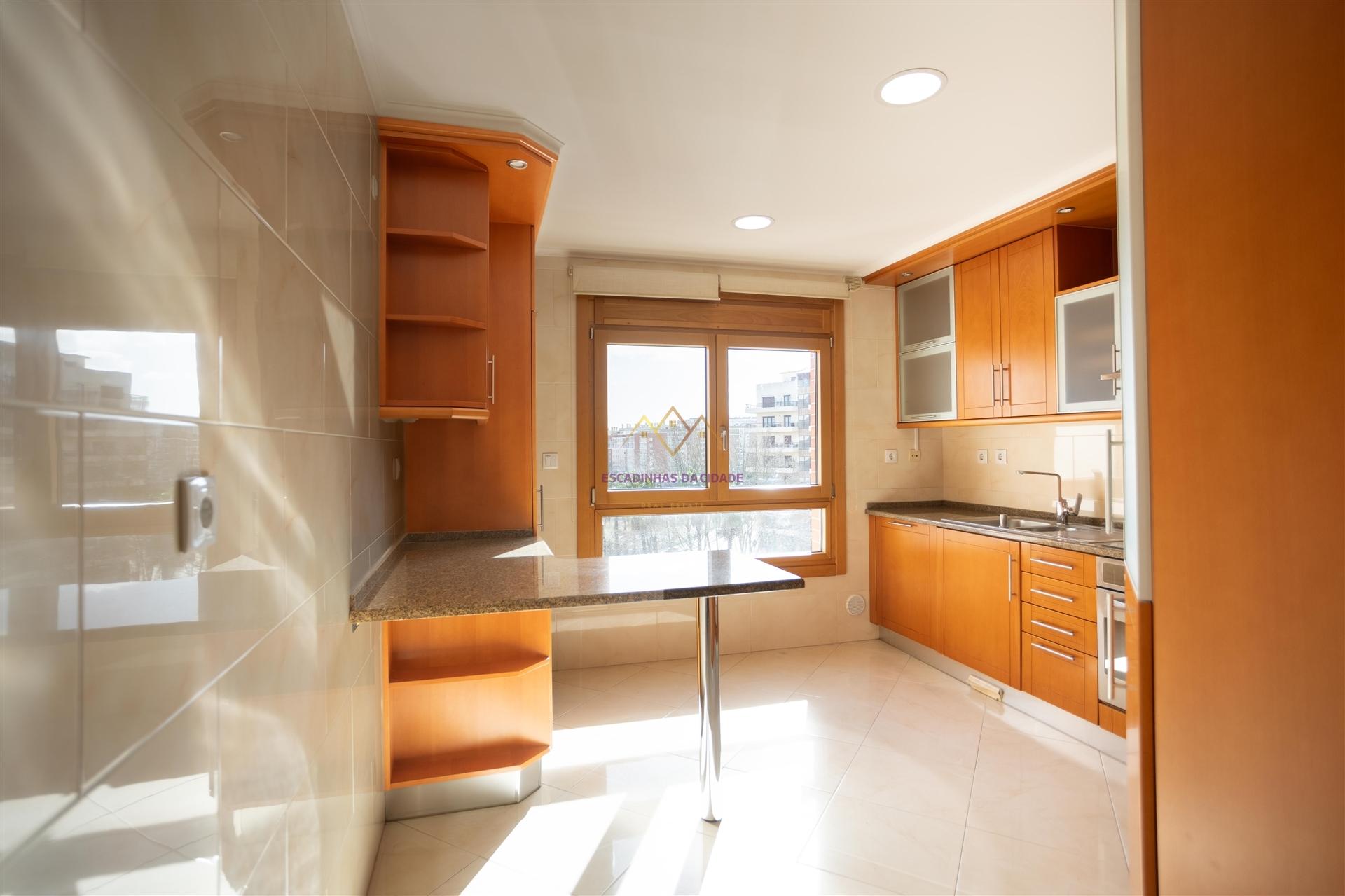 T3 renovado com 2 lugares de estacionamento nas Colinas do Cruzeiro