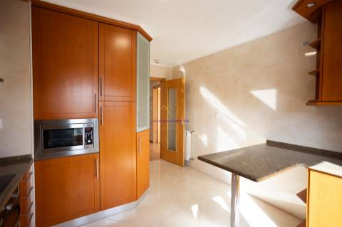 T3 renovado com 2 lugares de estacionamento nas Colinas do Cruzeiro