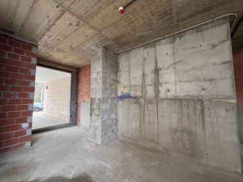 Loja com 224 m2 e 3 lugares de estacionamento, no Lumiar