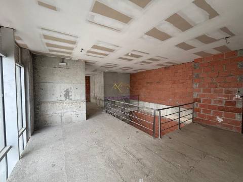 Loja com 224 m2 e 3 lugares de estacionamento, no Lumiar