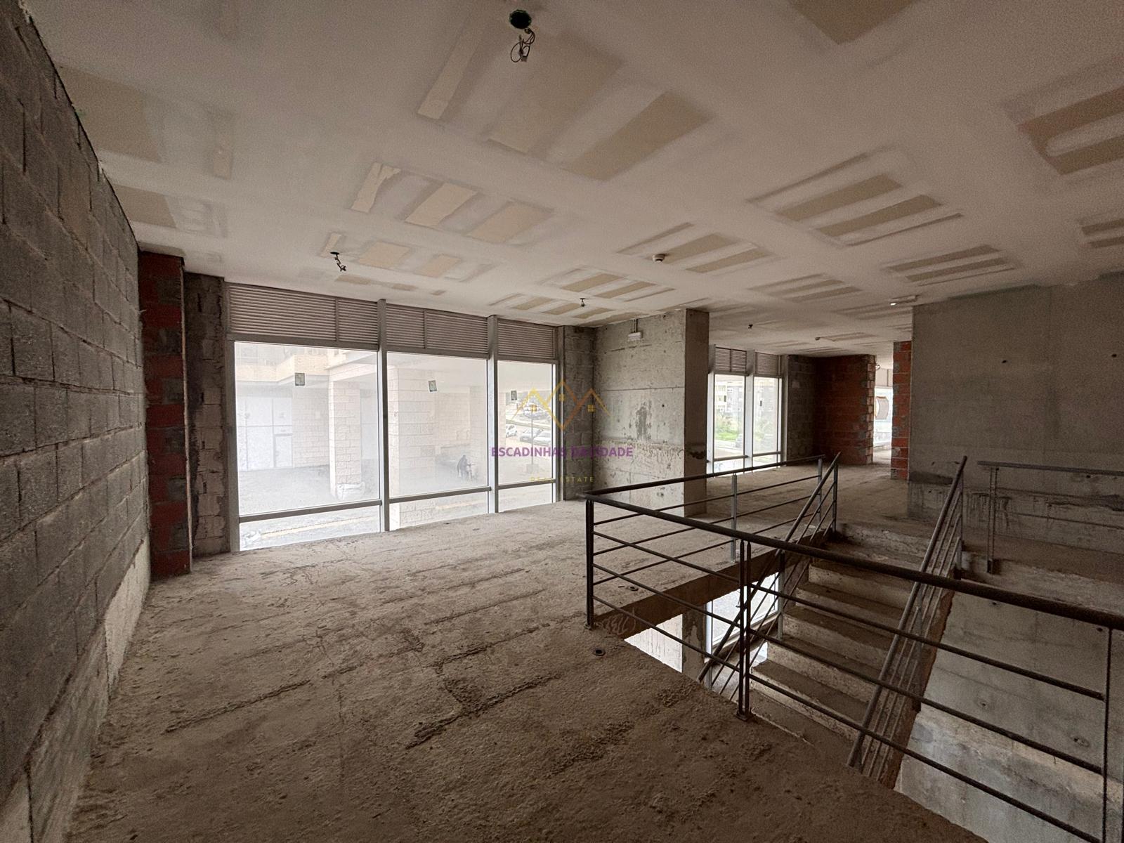 Loja com 224 m2 e 3 lugares de estacionamento, no Lumiar