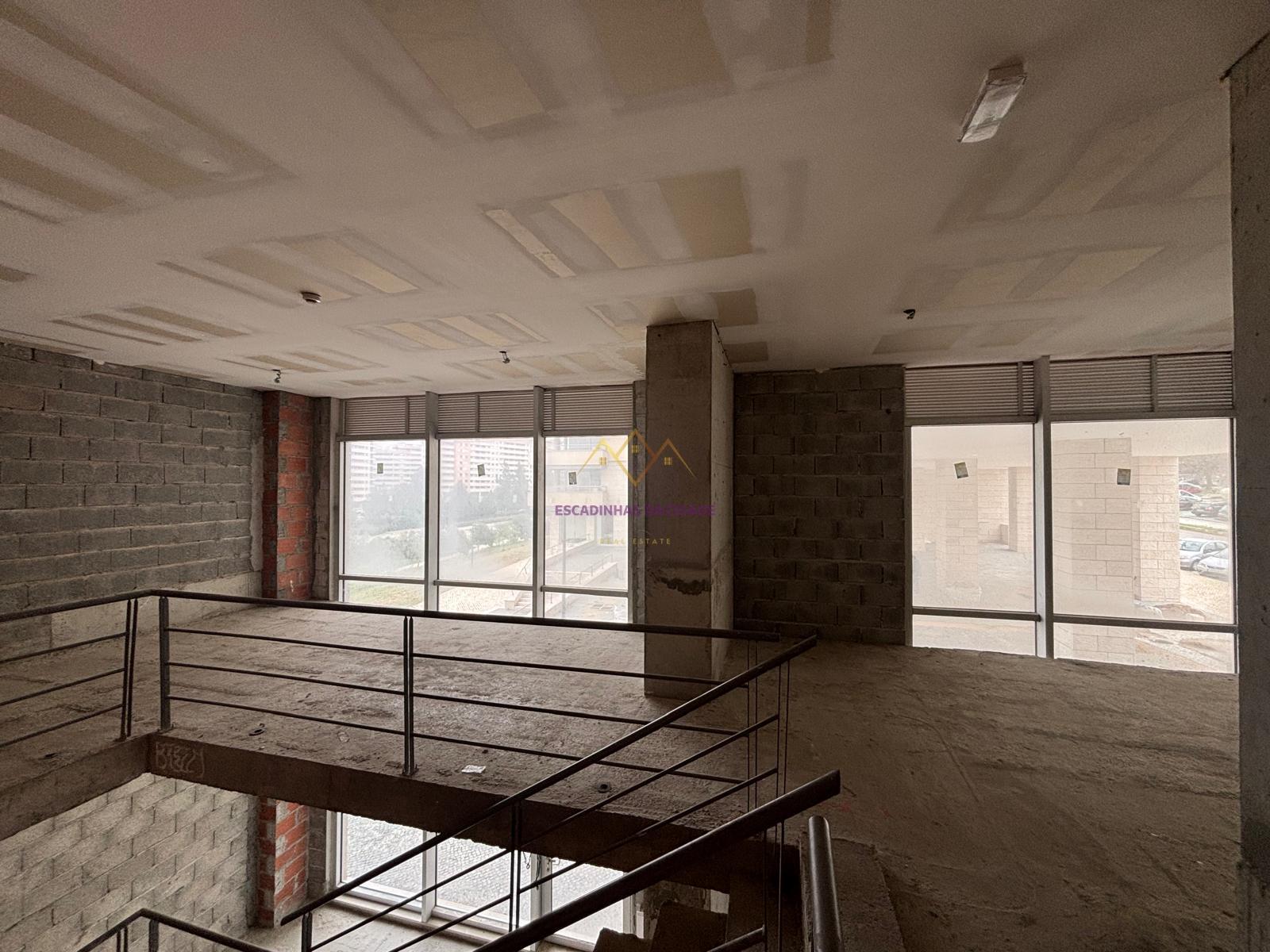 Loja com 224 m2 e 3 lugares de estacionamento, no Lumiar