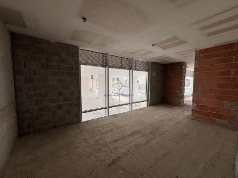 Loja com 224 m2 e 3 lugares de estacionamento, no Lumiar
