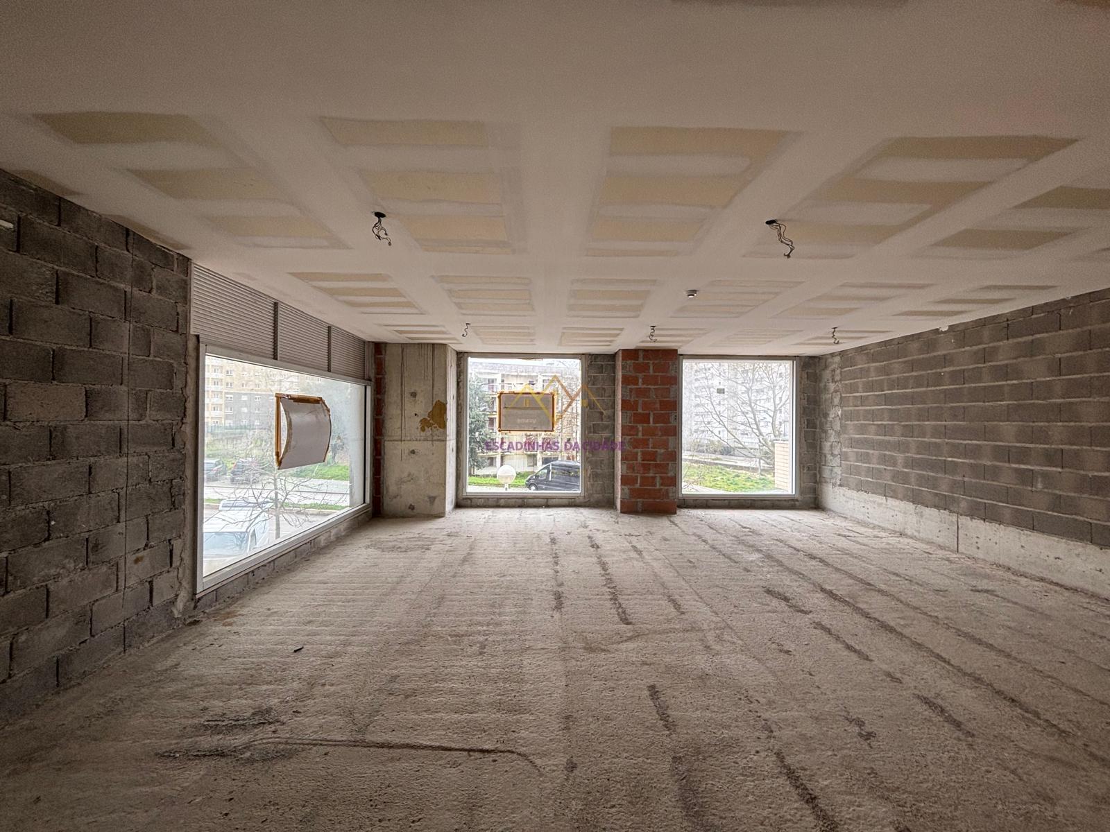 Loja com 224 m2 e 3 lugares de estacionamento, no Lumiar