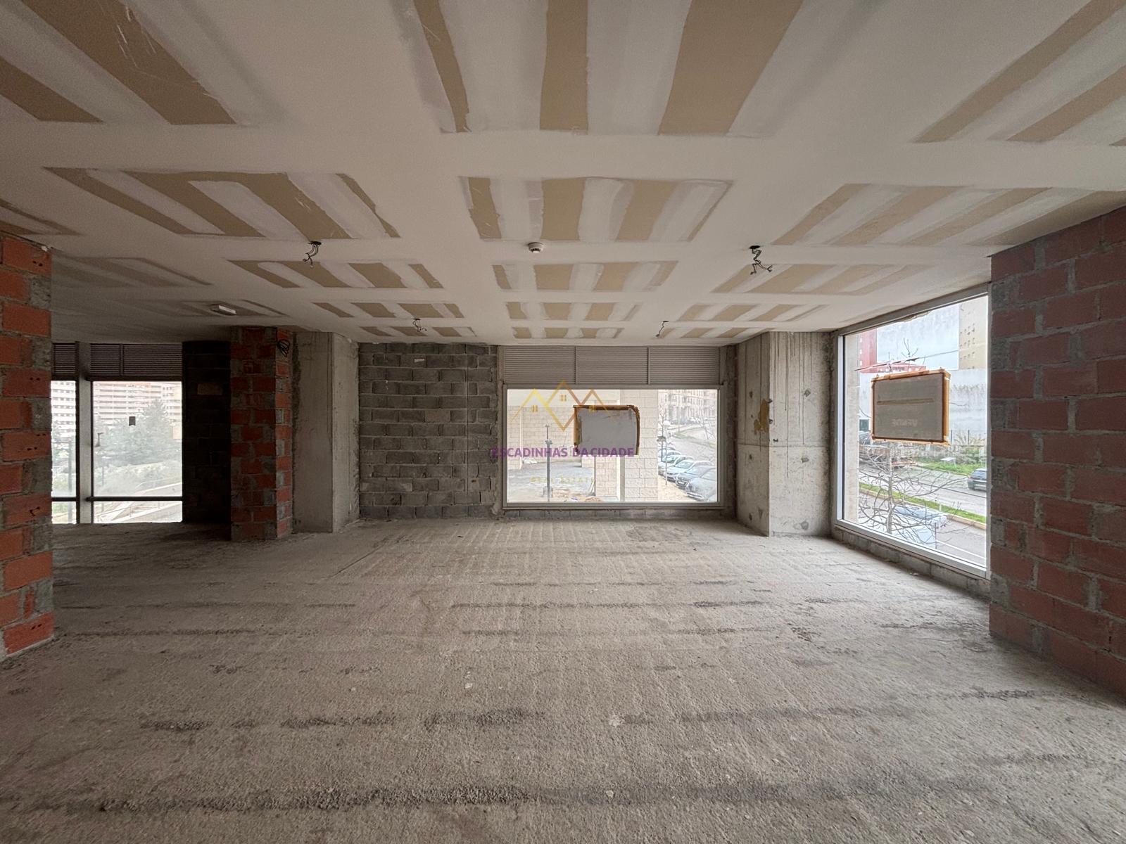Loja com 224 m2 e 3 lugares de estacionamento, no Lumiar