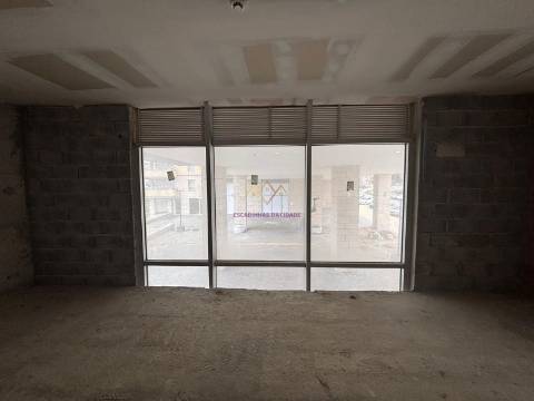 Loja com 224 m2 e 3 lugares de estacionamento, no Lumiar