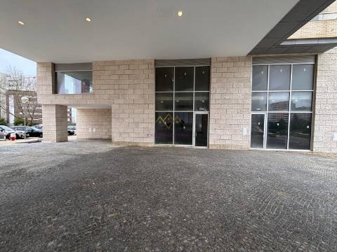 Loja com 224 m2 e 3 lugares de estacionamento, no Lumiar