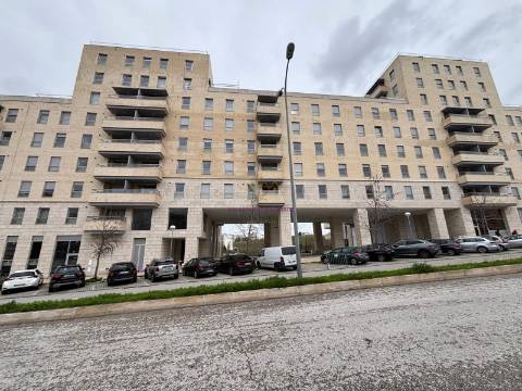 Loja com 224 m2 e 3 lugares de estacionamento, no Lumiar