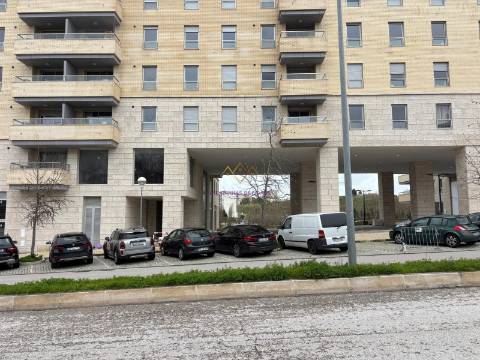 Loja com 224 m2 e 3 lugares de estacionamento, no Lumiar