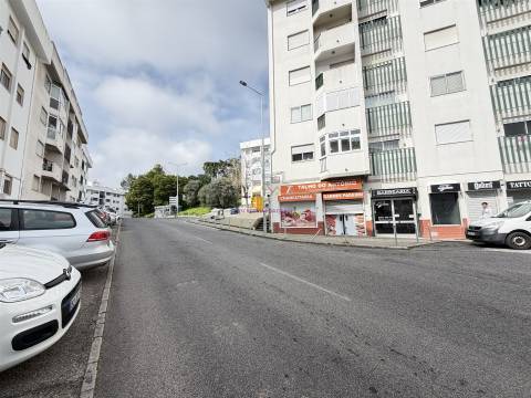 T2 com varanda em Queluz perto do Comboio