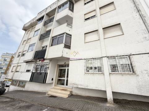 T2 com varanda em Queluz perto do Comboio