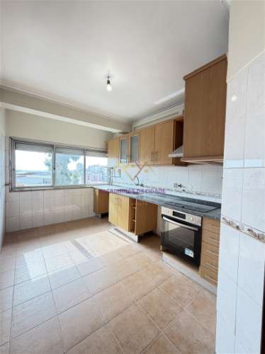 T2 com varanda em Queluz perto do Comboio